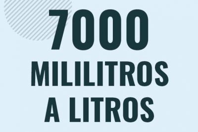 Profesor en pizarra explicando cuanto es 7000 mililitros en litros o como pasar de 7000 ml a l