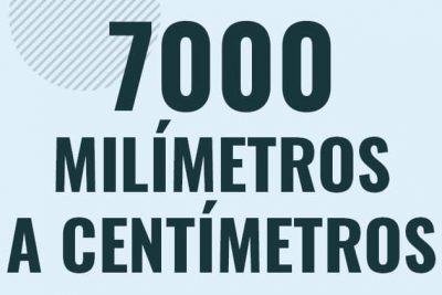 Profesor en pizarra explicando cuanto es 7000 milimetros en centimetros o como pasar de 7000 mm a cm