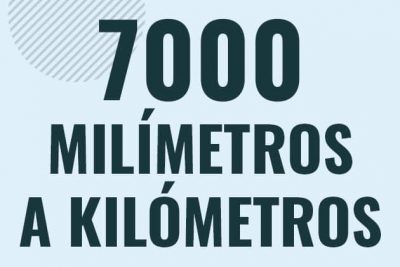 Profesor en pizarra explicando cuanto es 7000 milimetros en kilometros o como pasar de 7000 mm a km