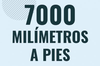 Profesor en pizarra explicando cuanto es 7000 milimetros en pies o como pasar de 7000 mm a ft