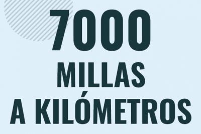 Profesor en pizarra explicando cuanto es 7000 millas en kilometros o como pasar de 7000 mi a km