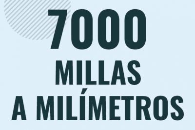 Profesor en pizarra explicando cuanto es 7000 millas en milimetros o como pasar de 7000 mi a mm