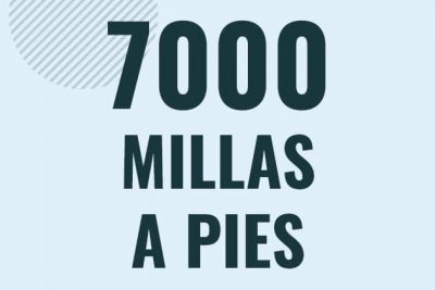 Profesor en pizarra explicando cuanto es 7000 millas en pies o como pasar de 7000 mi a ft
