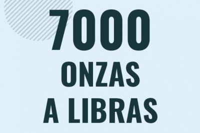 Profesor en pizarra explicando cuanto es 7000 onzas en libras o como pasar de 7000 oz a lb