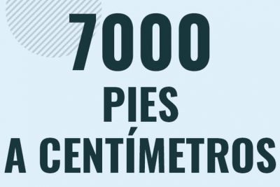 Profesor en pizarra explicando cuanto es 7000 pies en centimetros o como pasar de 7000 ft a cm