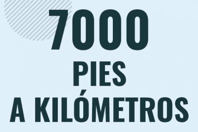 Profesor en pizarra explicando cuanto es 7000 pies en kilometros o como pasar de 7000 ft a km
