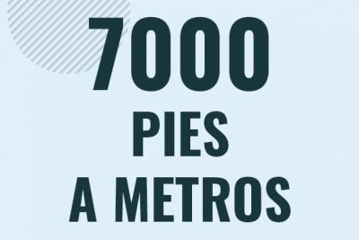 Profesor en pizarra explicando cuanto es 7000 pies en metros o como pasar de 7000 ft a m