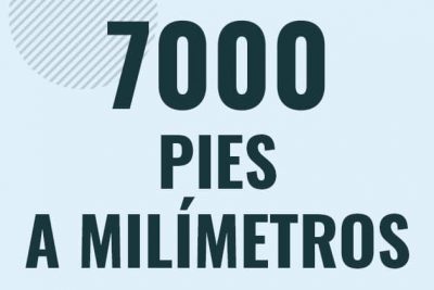Profesor en pizarra explicando cuanto es 7000 pies en milimetros o como pasar de 7000 ft a mm