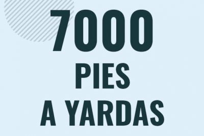 Profesor en pizarra explicando cuanto es 7000 pies en yardas o como pasar de 7000 ft a yd