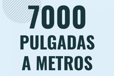 Profesor en pizarra explicando cuanto es 7000 pulgadas en metros o como pasar de 7000 in a m