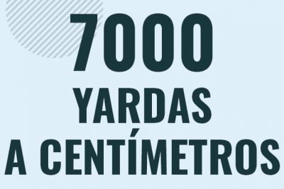 Profesor en pizarra explicando cuanto es 7000 yardas en centimetros o como pasar de 7000 yd a cm