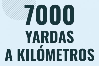 Profesor en pizarra explicando cuanto es 7000 yardas en kilometros o como pasar de 7000 yd a km