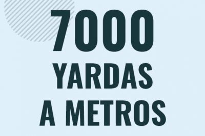 Profesor en pizarra explicando cuanto es 7000 yardas en metros o como pasar de 7000 yd a m