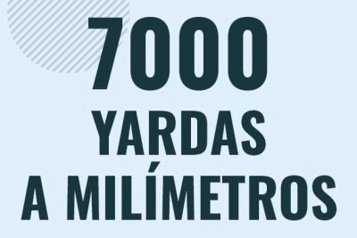 Profesor en pizarra explicando cuanto es 7000 yardas en milimetros o como pasar de 7000 yd a mm