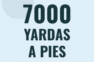 Profesor en pizarra explicando cuanto es 7000 yardas en pies o como pasar de 7000 yd a ft