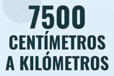 Profesor en pizarra explicando cuanto es 7500 centimetros en kilometros o como pasar de 7500 cm a km