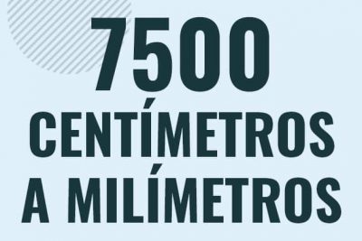 Profesor en pizarra explicando cuanto es 7500 centimetros en milimetros o como pasar de 7500 cm a mm