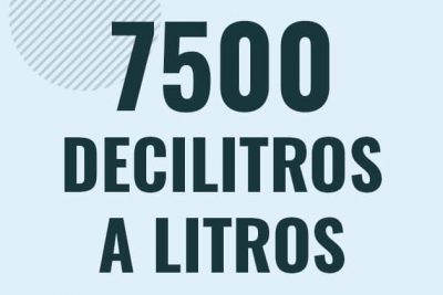 Profesor en pizarra explicando cuanto es 7500 decilitros en litros o como pasar de 7500 dl a l