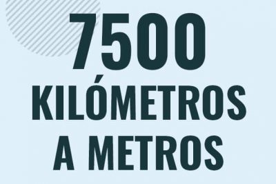 Profesor en pizarra explicando cuanto es 7500 kilometros en metros o como pasar de 7500 km a m