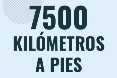 Profesor en pizarra explicando cuanto es 7500 kilometros en pies o como pasar de 7500 km a ft