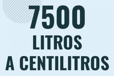 Profesor en pizarra explicando cuanto es 7500 litros en centilitros o como pasar de 7500 l a cl