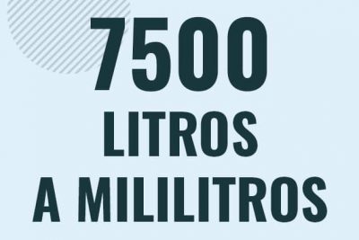 Profesor en pizarra explicando cuanto es 7500 litros en mililitros o como pasar de 7500 l a ml
