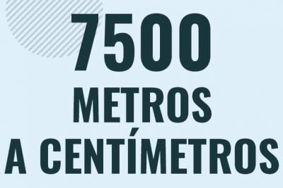 Profesor en pizarra explicando cuanto es 7500 metros en centimetros o como pasar de 7500 m a cm