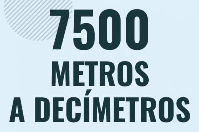 Profesor en pizarra explicando cuanto es 7500 metros en decimetros o como pasar de 7500 m a dm