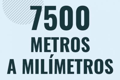Profesor en pizarra explicando cuanto es 7500 metros en milimetros o como pasar de 7500 m a mm