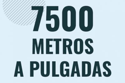 Profesor en pizarra explicando cuanto es 7500 metros en pulgadas o como pasar de 7500 m a in