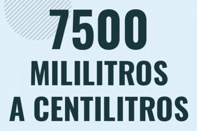 Profesor en pizarra explicando cuanto es 7500 mililitros en centilitros o como pasar de 7500 ml a cl