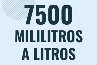 Profesor en pizarra explicando cuanto es 7500 mililitros en litros o como pasar de 7500 ml a l
