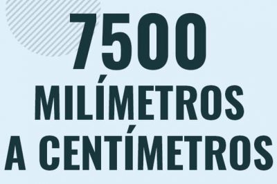 Profesor en pizarra explicando cuanto es 7500 milimetros en centimetros o como pasar de 7500 mm a cm