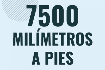 Profesor en pizarra explicando cuanto es 7500 milimetros en pies o como pasar de 7500 mm a ft