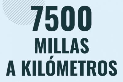 Profesor en pizarra explicando cuanto es 7500 millas en kilometros o como pasar de 7500 mi a km