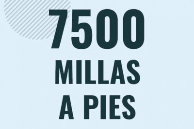 Profesor en pizarra explicando cuanto es 7500 millas en pies o como pasar de 7500 mi a ft