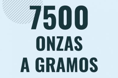 Profesor en pizarra explicando cuanto es 7500 onzas en gramos o como pasar de 7500 oz a g