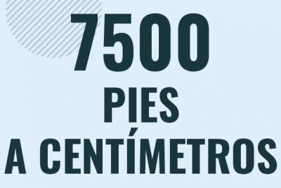 Profesor en pizarra explicando cuanto es 7500 pies en centimetros o como pasar de 7500 ft a cm