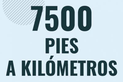 Profesor en pizarra explicando cuanto es 7500 pies en kilometros o como pasar de 7500 ft a km