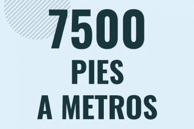 Profesor en pizarra explicando cuanto es 7500 pies en metros o como pasar de 7500 ft a m