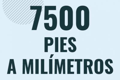 Profesor en pizarra explicando cuanto es 7500 pies en milimetros o como pasar de 7500 ft a mm