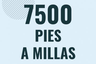 Profesor en pizarra explicando cuanto es 7500 pies en millas o como pasar de 7500 ft a mi