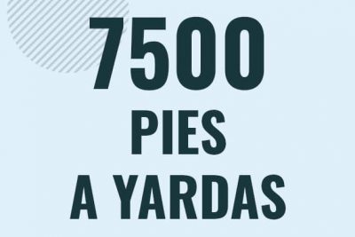 Profesor en pizarra explicando cuanto es 7500 pies en yardas o como pasar de 7500 ft a yd