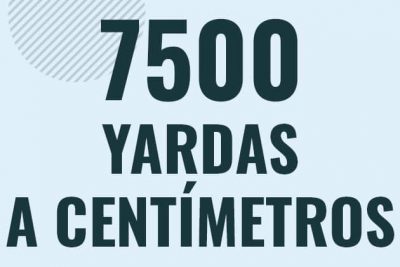 Profesor en pizarra explicando cuanto es 7500 yardas en centimetros o como pasar de 7500 yd a cm