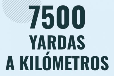 Profesor en pizarra explicando cuanto es 7500 yardas en kilometros o como pasar de 7500 yd a km