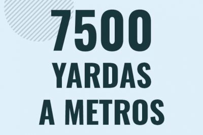 Profesor en pizarra explicando cuanto es 7500 yardas en metros o como pasar de 7500 yd a m
