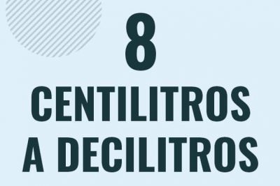 Profesor en pizarra explicando cuanto es 8 centilitros en decilitros o como pasar de 8 cl a dl