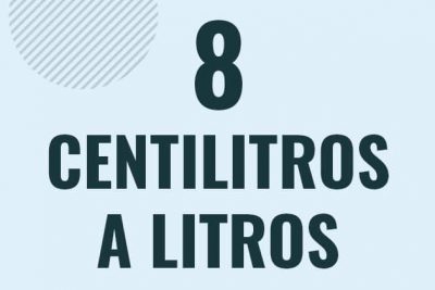 Profesor en pizarra explicando cuanto es 8 centilitros en litros o como pasar de 8 cl a l