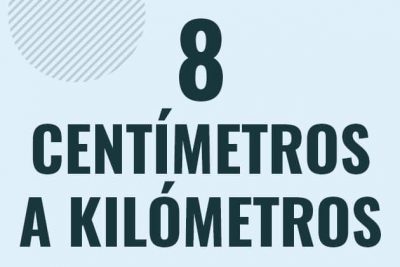 Profesor en pizarra explicando cuanto es 8 centimetros en kilometros o como pasar de 8 cm a km