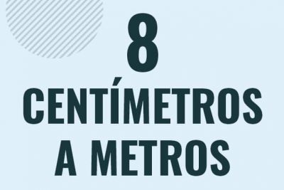 Profesor en pizarra explicando cuanto es 8 centimetros en metros o como pasar de 8 cm a m